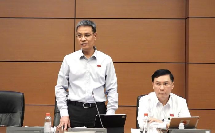 ĐB Đinh Ngọc Quý bày tỏ băn khoăn về nguy cơ cạnh tranh giữa các địa phương trong thu hút đầu tư nếu thiếu nguyên tắc và điều kiện ràng buộc phù hợp. Ảnh: Đoàn ĐBQH tỉnh Gia Lai