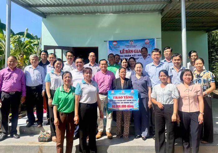 Ủy ban MTTQ Việt Nam phường An Nhơn Bắc phối hợp với Hội đồng hương Gia Lai tại TP Hồ Chí Minh và Hội đồng hương phường An Nhơn Bắc tại TP Hồ Chí Minh bàn giao nhà cho bà Dương Thị Kim Yến. Ảnh: Đơn vị cung cấp