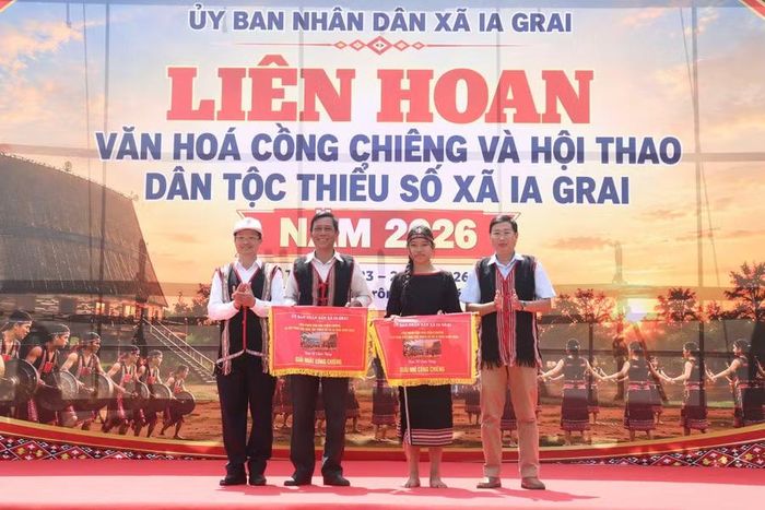 Ban tổ chức trao giải nhất, nhì cho các đội tham gia liên hoan cồng chiêng. Ảnh: H'Tuyết