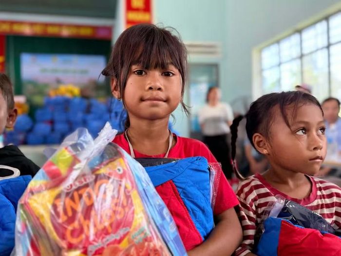 Điều kiện sinh hoạt, học tập của nhiều trẻ em vùng sâu, vùng xa còn thiếu thốn, rất cần sự chung tay hỗ trợ của cộng đồng. Ảnh: Minh Châu