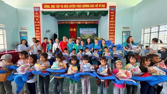 Chương trình tặng 670 suất quà cho học sinh xã SRó. Ảnh: Minh Châu