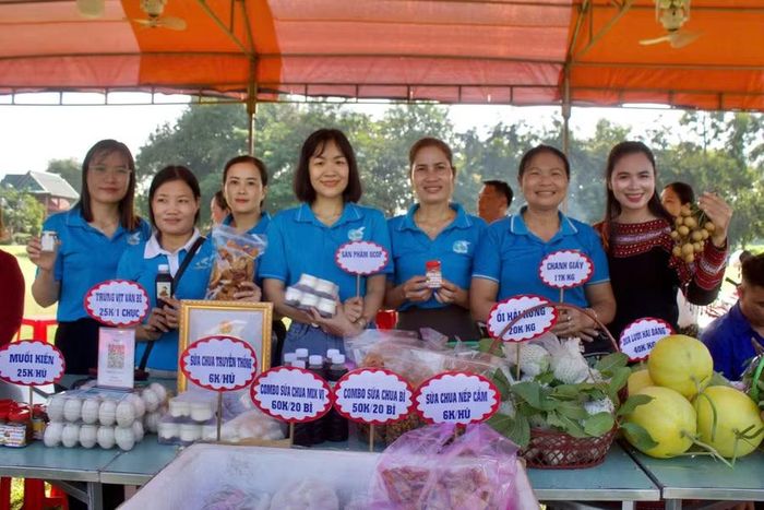  Gian hàng trưng bày, giới thiệu nông sản, lâm sản và ẩm thực địa phương. Ảnh: Vũ Chi 