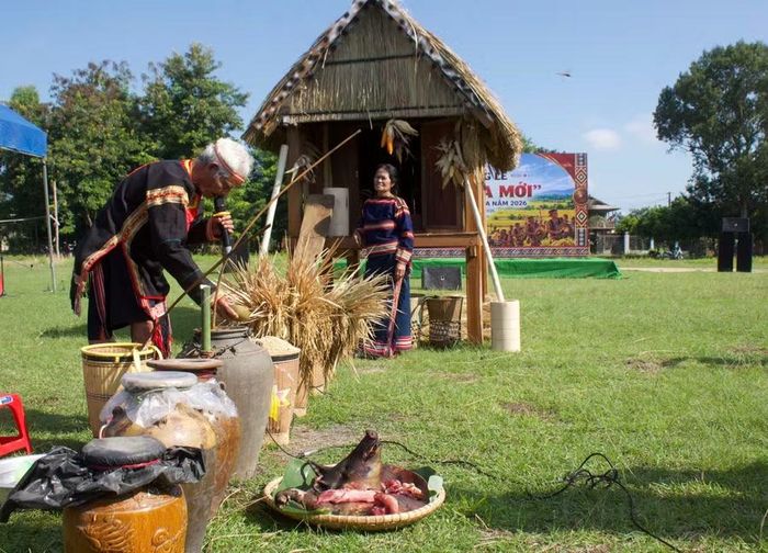  Vừa đọc lời khấn, thầy cúng vừa lấy rượu ghè vẩy lên gùi lúa mới mời các vị thần linh. Ảnh: Vũ Chi 