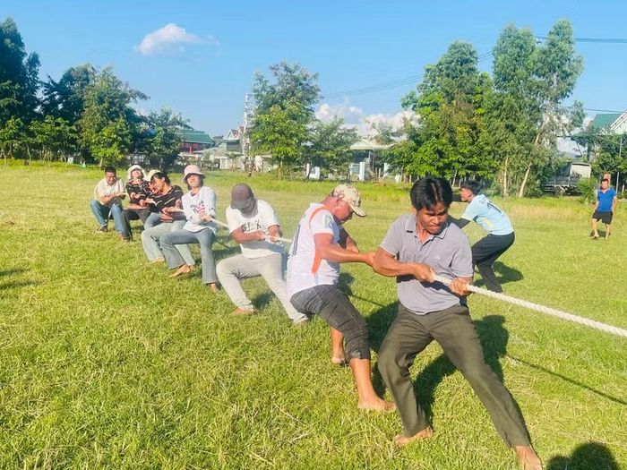  Thi đấu kéo co. Ảnh: Vũ Chi 