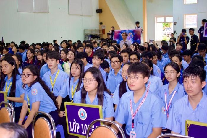  Đông đảo học sinh theo dõi, cổ vũ các thí sinh. Ảnh: Minh Chí 