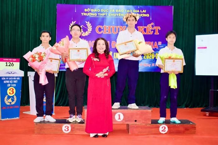  Cô Lê Thị Thu - Hiệu trưởng Trường THPT chuyên Hùng Vương tặng giấy khen cho 4 thí sinh. Ảnh: Minh Chí 