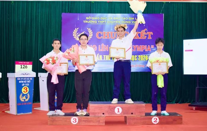  Em Huỳnh Việt Triết giành vòng nguyệt quế cuộc thi “Đường lên đỉnh Olympia” cấp trường lần thứ IX, năm học 2026-2027. Ảnh: Minh Chí 