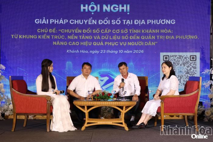 Các đại biểu tham gia phiên tọa đàm trao đổi, giải đáp những khó khăn, vướng mắc trong quá trình triển khai chuyển đổi số tại cơ sở.