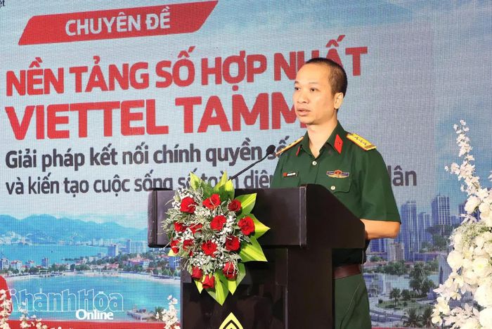Ông Huỳnh Ngọc Thương - Giám đốc Viettel Khánh Hòa trình bày chuyên đề "Nền tảng số hợp nhất Viettel Tammi: Giải pháp kết nối chính quyền số và kiến tạo cuộc sống số toàn diện cho người dân".