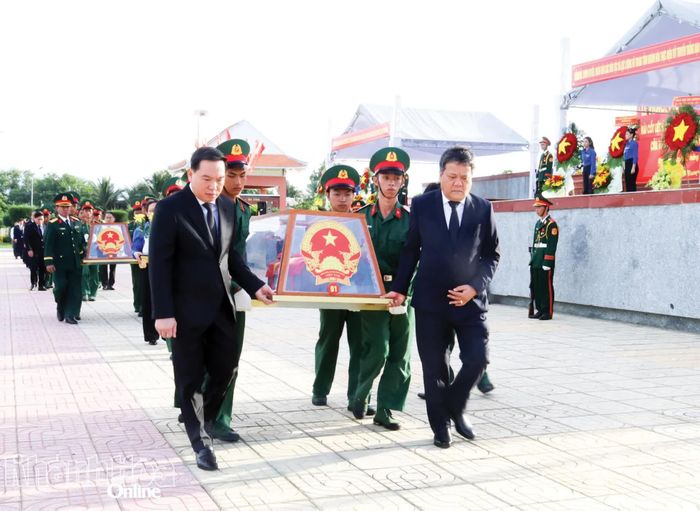 Đồng chí Trần Phong - Ủy viên Trung ương Đảng, Bí thư Tỉnh ủy và đồng chí Hồ Xuân Trường - Ủy viên dự khuyết Trung ương Đảng, Phó Bí thư Thường trực Tỉnh ủy cùng các đại biểu và lực lượng tiêu binh di chuyển hài cốt liệt sĩ đến các ô mộ để an táng tại Nghĩa trang liệt sĩ Ninh Thuận.