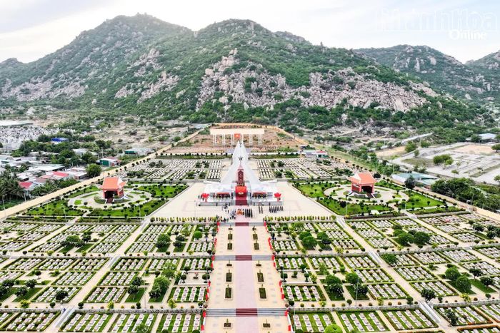 Toàn cảnh Nghĩa trang liệt sĩ Ninh Thuận nhìn từ trên cao. Từ đầu “Chiến dịch 500 ngày đêm” đến nay đã có rất nhiều hài cốt liệt sĩ được tìm kiếm, cất bốc tại các địa phương phía nam tỉnh được đưa về an nghỉ bên đồng đội nơi đây.