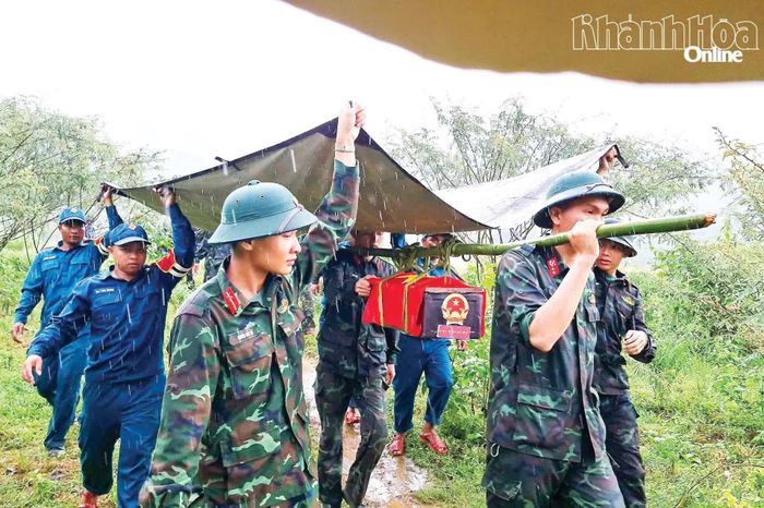 Cán bộ, chiến sĩ dầm mưa, băng rừng, nỗ lực quyết tâm hoàn thành tốt "nhiệm vụ từ trái tim".