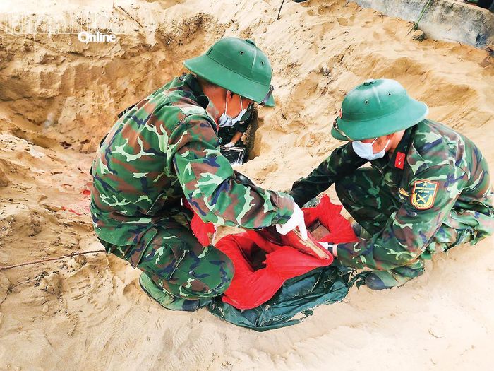 Cán bộ, chiến sĩ thực hiện nhiệm vụ tìm kiếm, cất bốc hài cốt liệt sĩ tại phường Đông Hải.