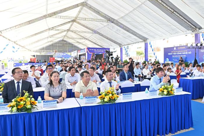 Các đại biểu dự lễ khai mạc.