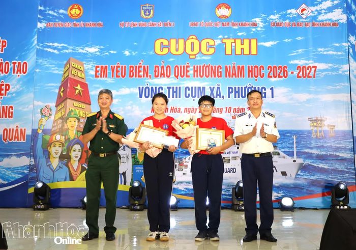 Ban tổ chức trao giải ba cho các thí sinh.