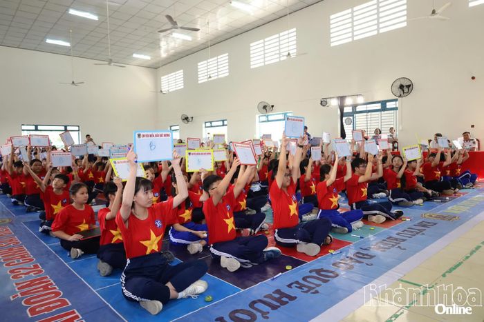 Các thí sinh trả lời các câu hỏi phần thi "Ra khơi".