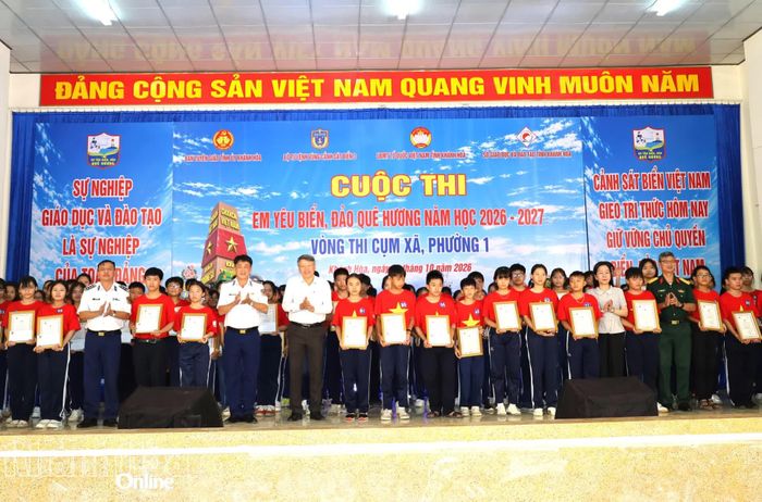Ban tổ chức trao giấy chứng nhận và biểu trưng cho 100 thí sinh xuất sắc vượt qua vòng thi trực tuyến để tham gia vòng thi trực tiếp.