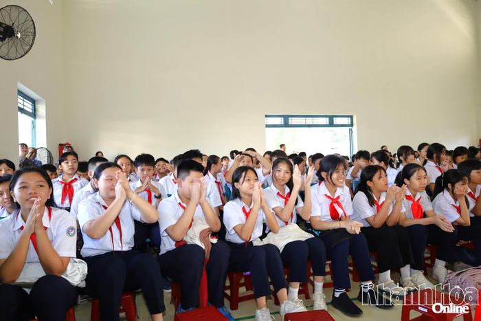 Đông đảo khán giả nhí cổ vũ cho các thí sinh.