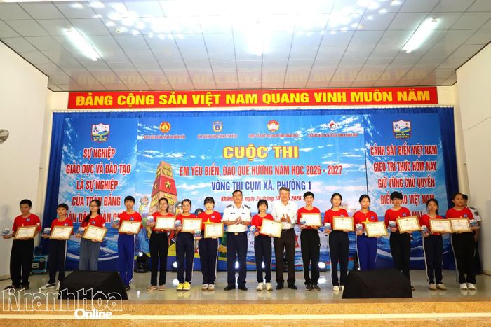 Ban tổ chức trao giải khuyến khích cho các thí sinh.
