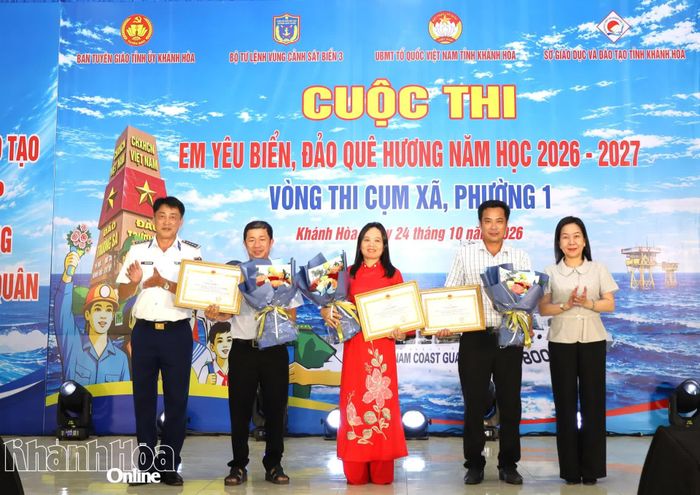 Ban tổ chức trao thưởng cho các trường học có thành tích xuất sắc trong vòng thi trực tuyến.