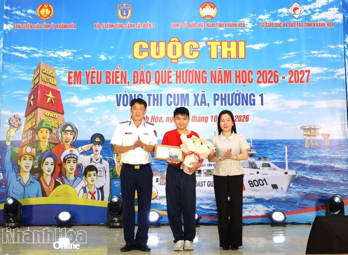 Đồng chí Hà Hồng Hạnh và Đại tá Nguyễn Hồng Chuyên trao giải nhất cho thí sinh.