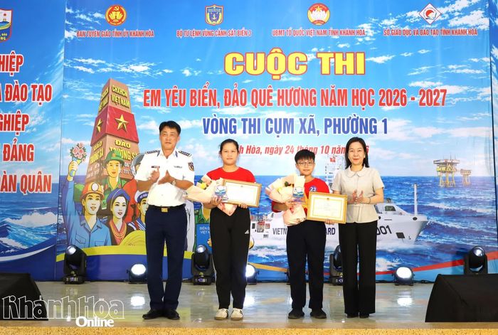 Ban tổ chức trao giải nhì cho các thí sinh.