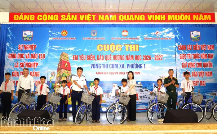 Ban tổ chức tặng xe đạp cho các học sinh.