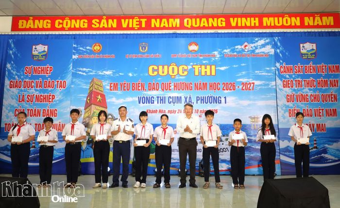 Ban tổ chức tặng học bổng cho các học sinh.