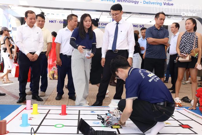 Đồng chí Nguyễn Thanh Hà - Phó Chủ tịch UBND tỉnh tham quan khu vực lắp ráp robot và trải nghiệm giáo dục STEM.