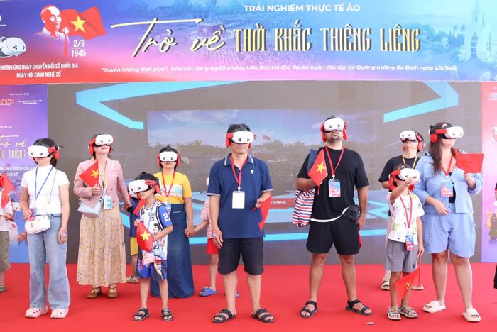 Du khách trải nghiệm thực tế ảo “Trở về thời khắc thiêng liêng”.