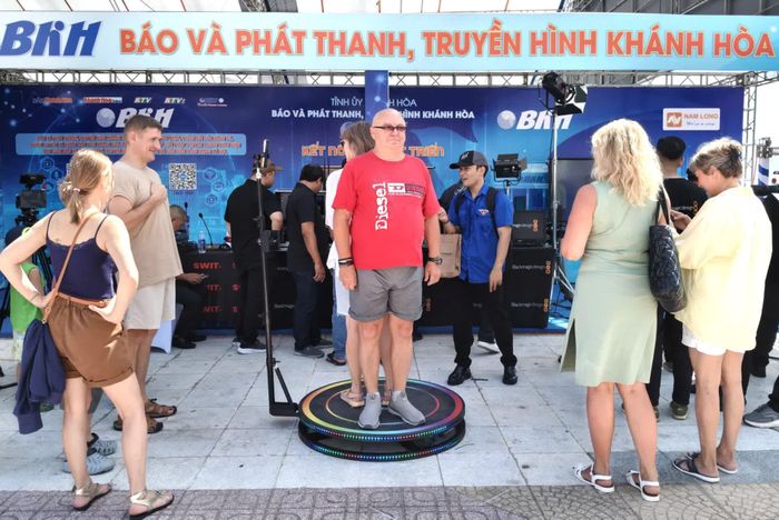 Du khách trải nghiệm tại khu trưng bày của Báo và Phát thanh, truyền hình Khánh Hòa.