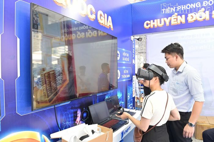 Trải nghiệm tại khu trưng bày của VNPT Khánh Hòa.