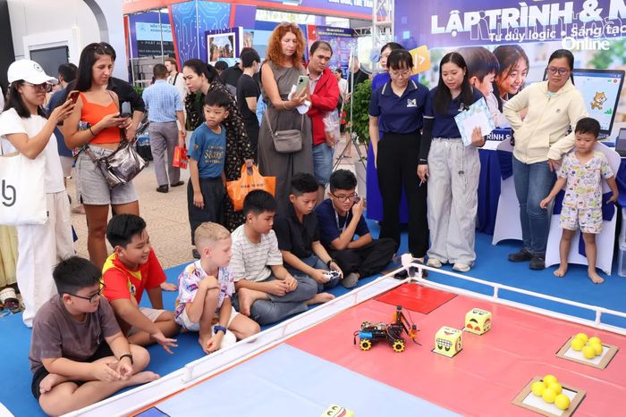 Các trẻ em tham gia trò chơi tại khu vực lắp ráp robot và trải nghiệm giáo dục STEM.