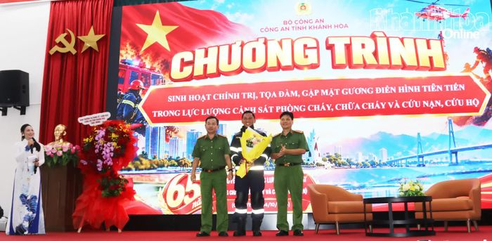 Đại tá Lê Quang Đồng, lãnh đạo Phòng Cảnh sát phòng cháy, chữa cháy và cứu nạn, cứu hộ chúc mừng Thượng tá Nguyễn Chí Thành.