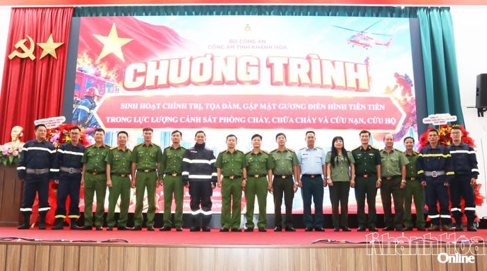 Các đại biểu chụp ảnh lưu niệm.