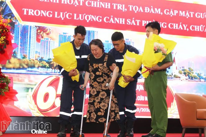 Chương trình giao lưu giữa các chiến sĩ với bà Nguyễn Thị Thanh Long.