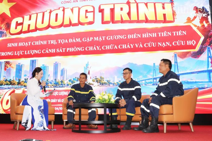 Chương trình giao lưu với các gương điển hình tiên tiến.