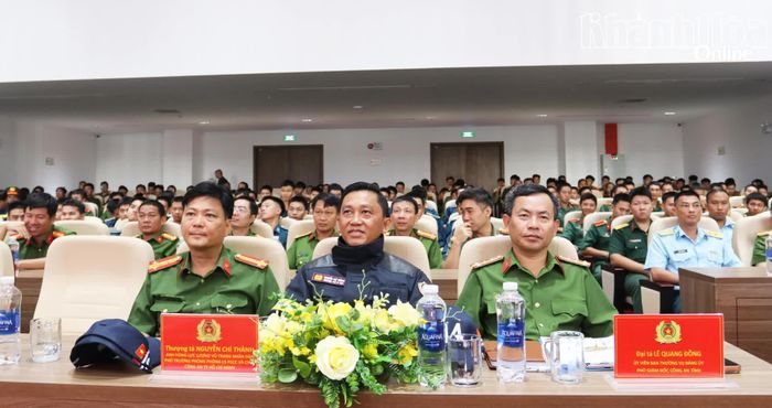 Các đại diện tham dự chương trình.