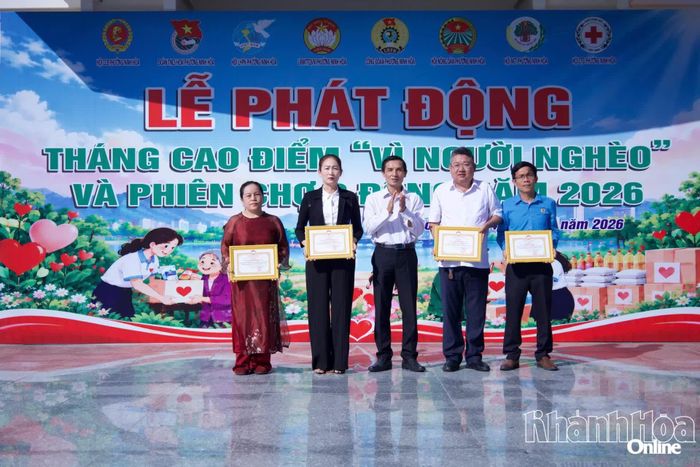 Lãnh đạo địa phương trao bảng tri ân cho các đơn vị, cá nhân có thành tích xuất sắc trong Tháng cao điểm “Vì người nghèo” năm 2026.
