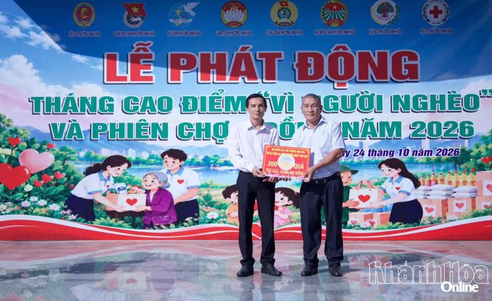 Đại diện Hội Người cao tuổi phường Ninh Hòa ủng hộ kinh phí tổ chức "Phiên chợ 0 đồng”.
