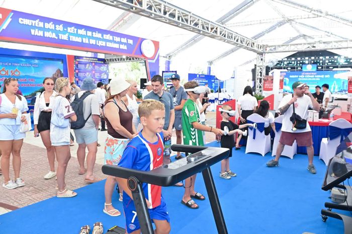 Du khách nước ngoài trải nghiệm các sản phẩm công nghệ. 