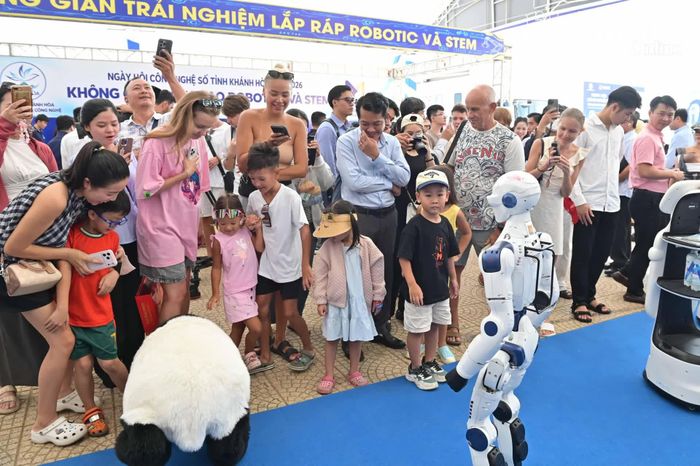 Khách tham quan xem biểu diễn công nghệ robot.