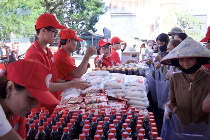 Người dân nhận quà ở quầy của Hội Chữ thập đỏ phường Ninh Hòa tại "Phiên chợ 0 đồng”.
