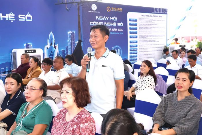 Đại diện Tổ công nghệ số cộng đồng trả lời các câu hỏi của các chuyên gia tại hội nghị.