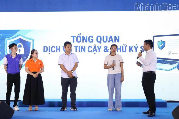 Lãnh đạo Trung tâm Chứng thực điện tử quốc gia (NEAC) tại TP. Đà Nẵng giao lưu với Tổ công nghệ số cộng đồng và các doanh nghiệp.