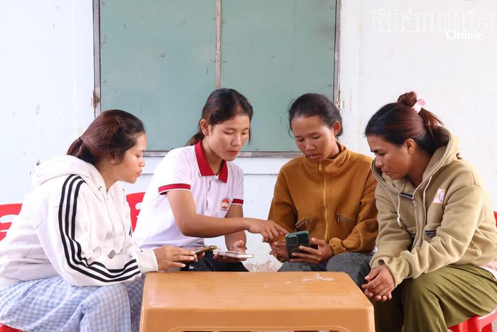 Tổ Công nghệ số cộng đồng hỗ trợ người dân cài đặt các tiện ích số.