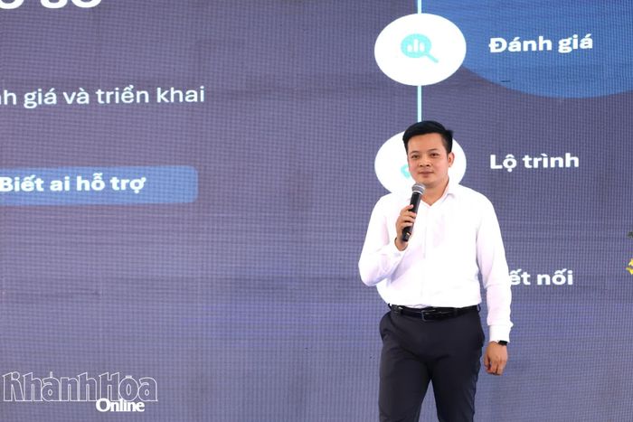 Ông Phạm Trung Kiên trình bày chuyên đề hỗ trợ doanh nghiệp vừa và nhỏ chuyển đổi số từ cơ sở.