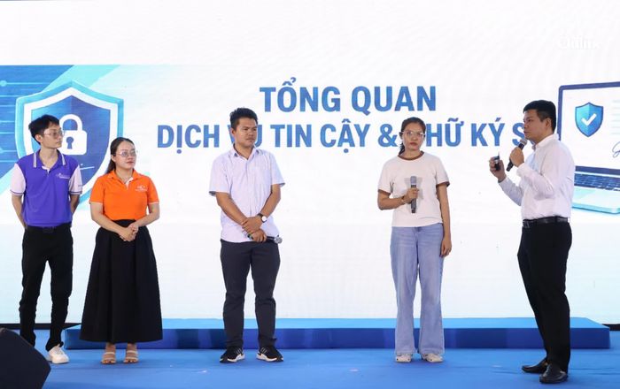 Ông Lê Quang Tú - Trưởng đại diện Trung tâm Chứng thực điện tử quốc gia (NEAC) tại TP. Đà Nẵng giao lưu cùng đại diện Tổ công nghệ số cộng đồng.