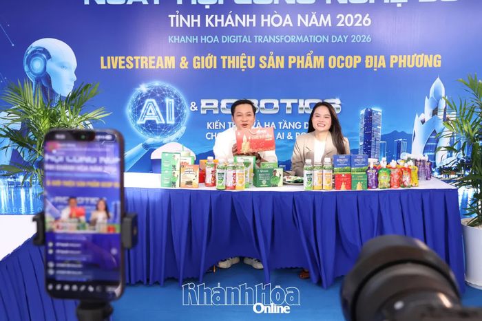 Một phiên livestream bán các mặt hàng nông sản địa phương tại Ngày hội Công nghệ số.