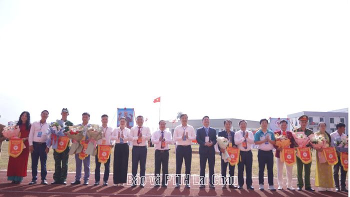 Ban Tổ chức Đại hội, các đồng chí đại biểu tặng hoa và cờ lưu niệm cho các đoàn vận động viên tham dự đại hội.